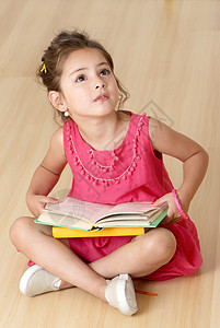 有书本的学前班生孩子女孩们白色阅读黄色兴趣幼儿园童年长相背景图片