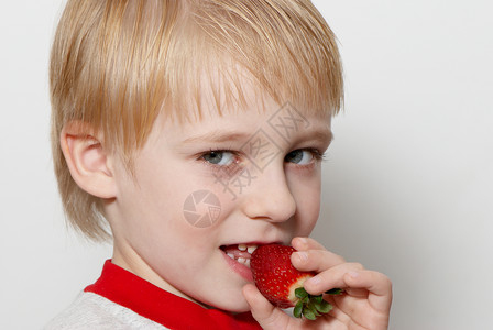 草莓男孩红色带着草莓的好男孩男生浆果儿童头发饥饿红色水果饮食婴儿童年背景