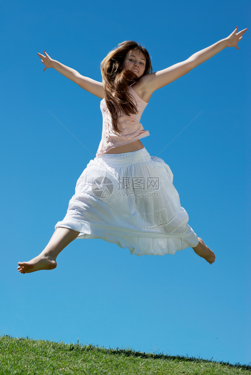 户外快乐的年轻女孩自由绿色白色幸福休闲女性黑发天空太阳成人图片