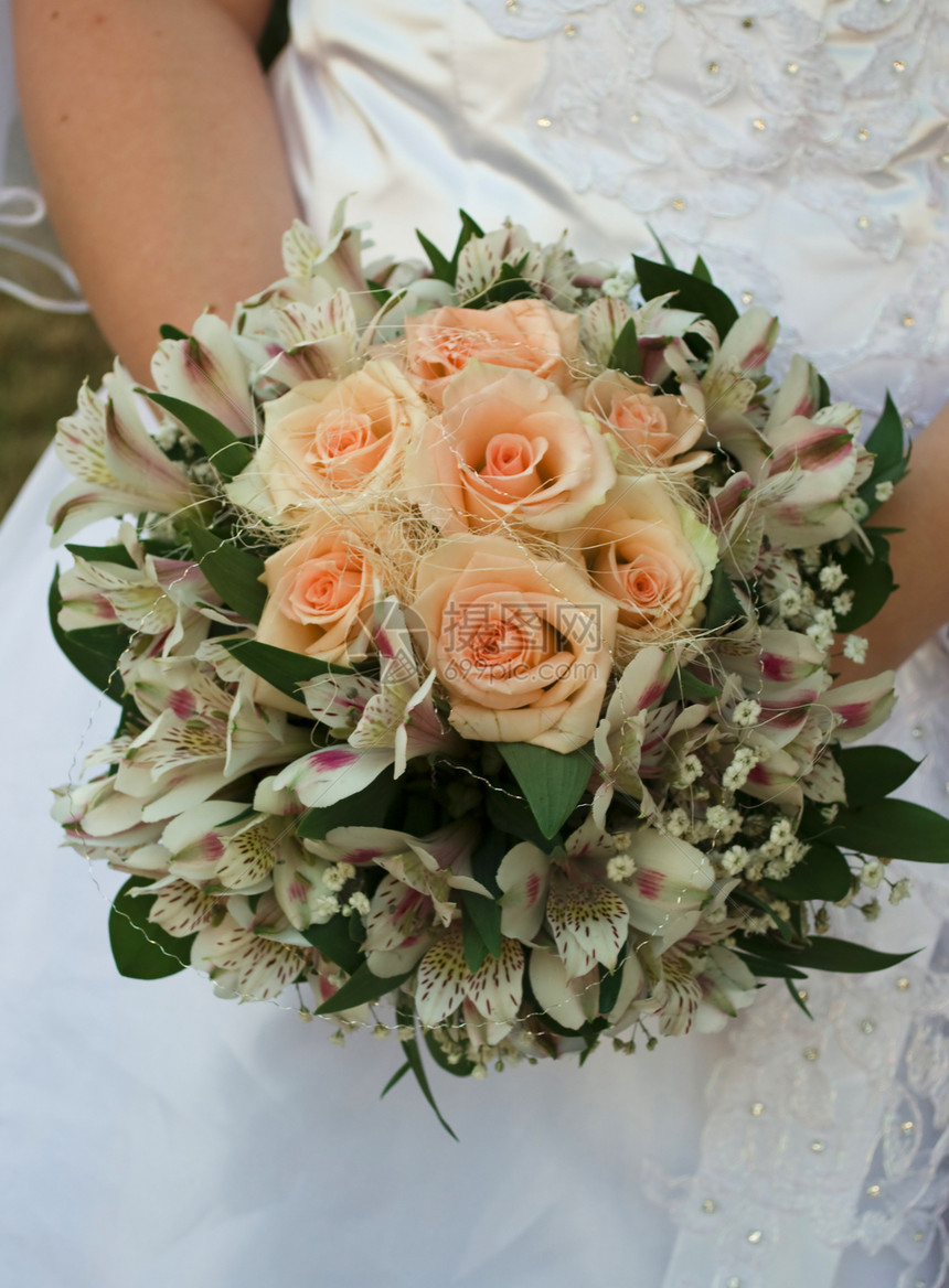 婚前花束新娘裙子仪式玫瑰新人白色树叶绿色已婚新婚图片
