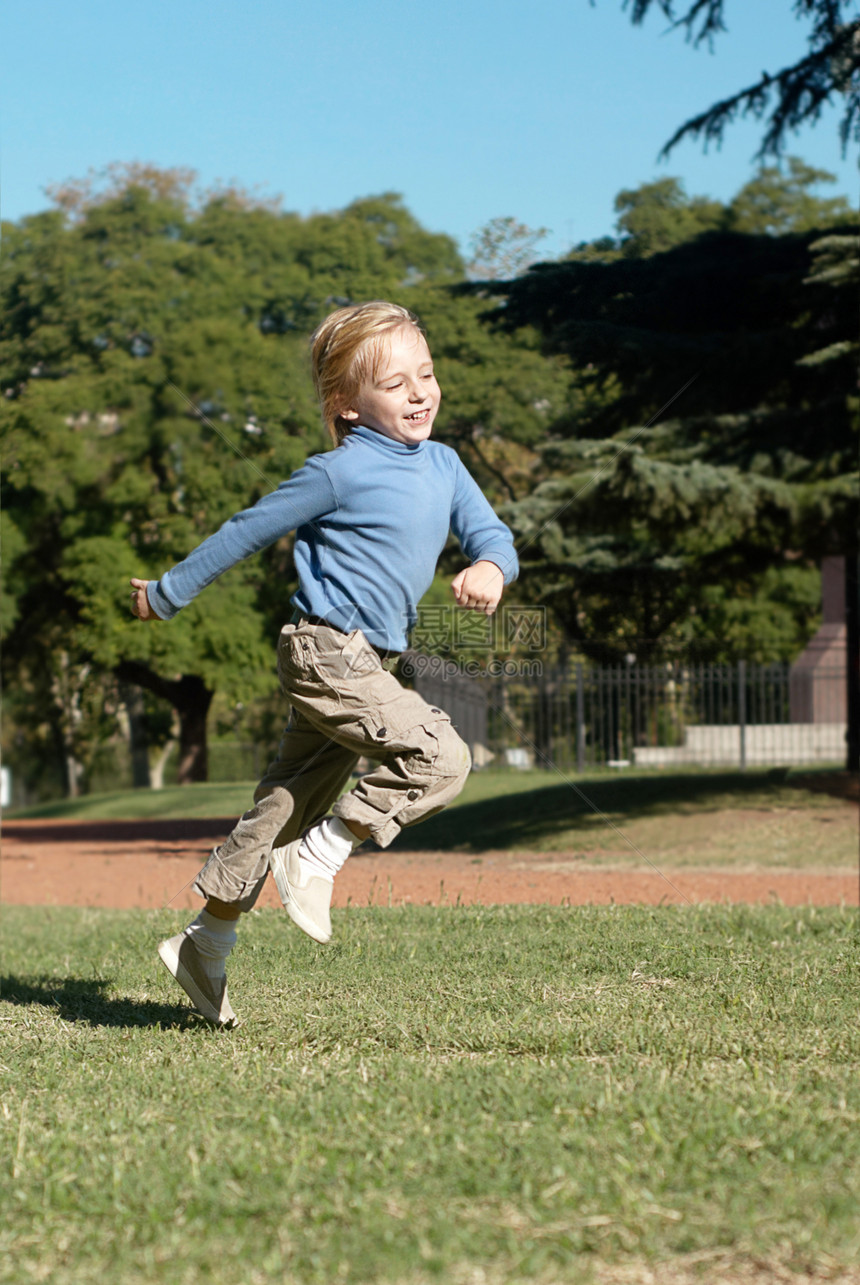 男孩跑在公园里图片