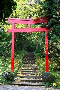 圣殿门建筑物建筑红色树木神道神社寺庙绿色高清图片