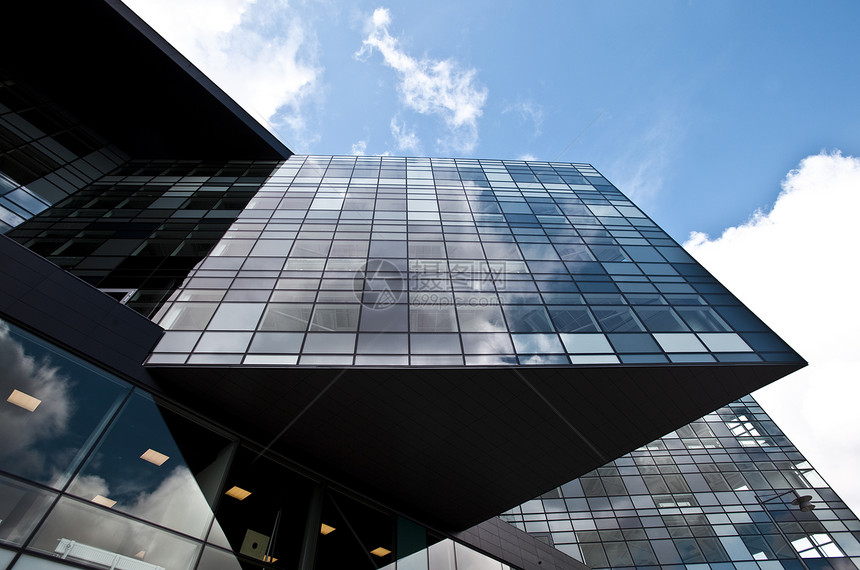 未来金融限制措施下方窗户蓝色天空风光建筑学摩天大楼反射建筑办公楼图片