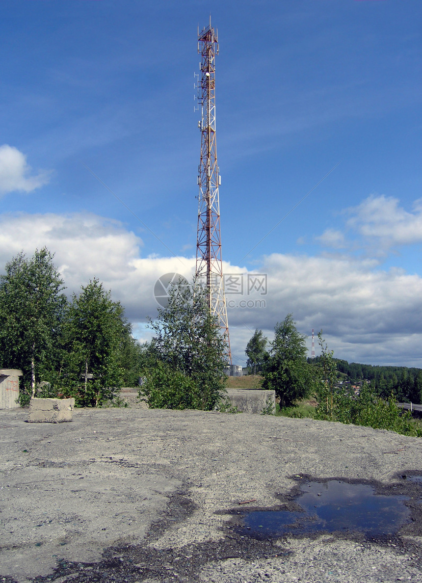 两座无线电塔红色信号树木电视绿色白色太阳收音机金属蓝色图片