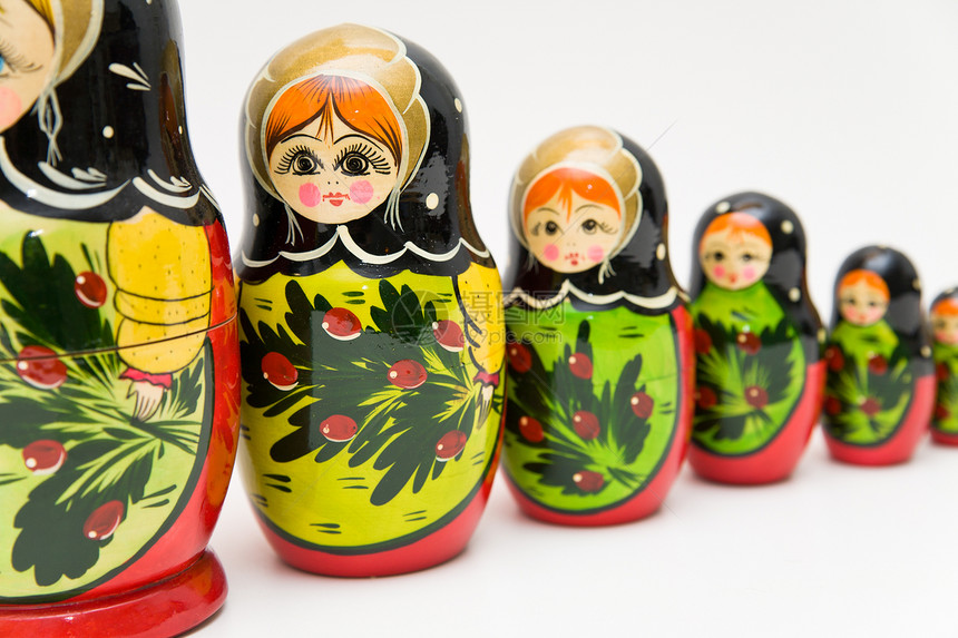白色背景的俄罗斯马特约什卡娃娃女性尺寸传统女孩宝贝木头头巾玩具红色纪念品图片