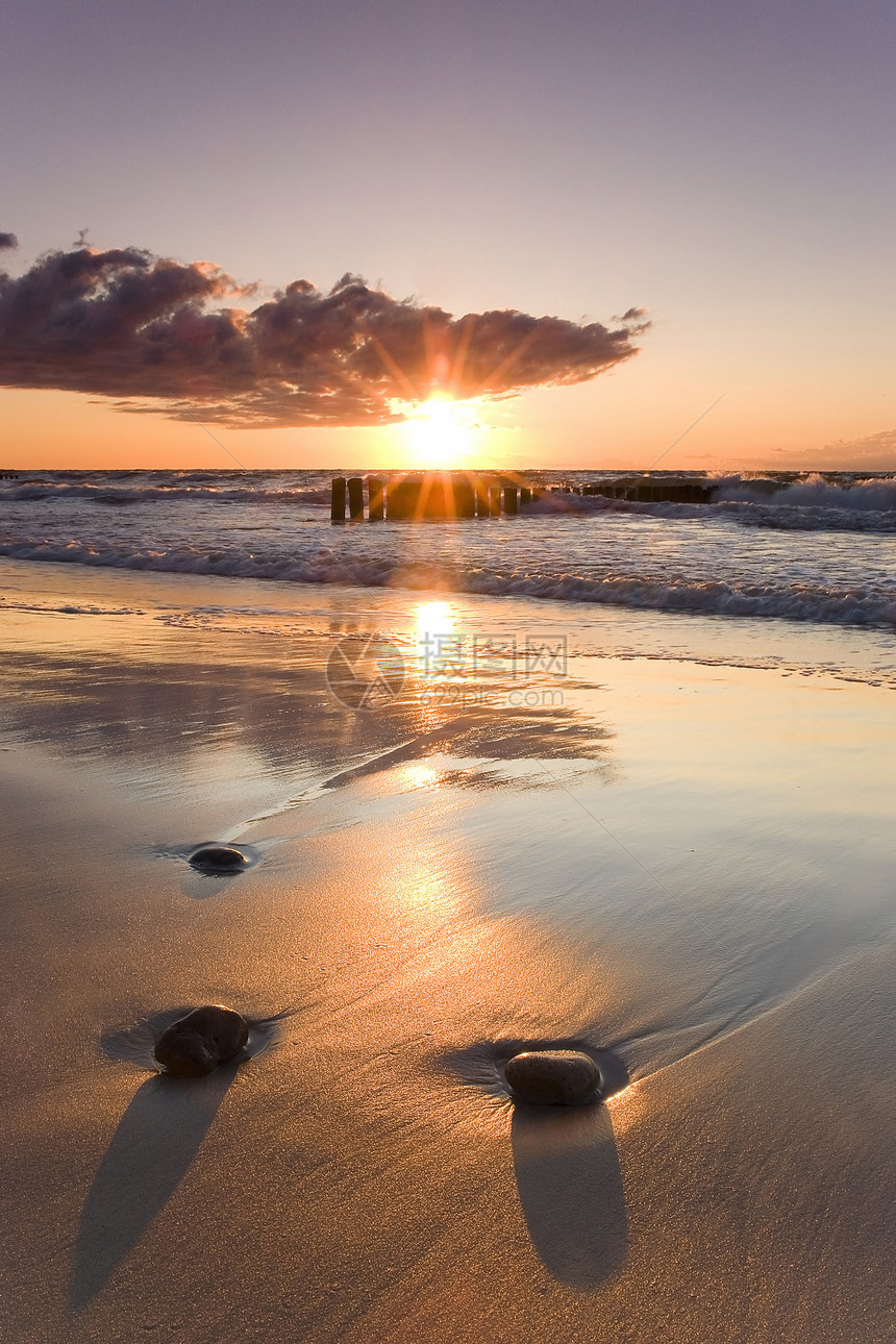 日落石头木头海浪太阳图片