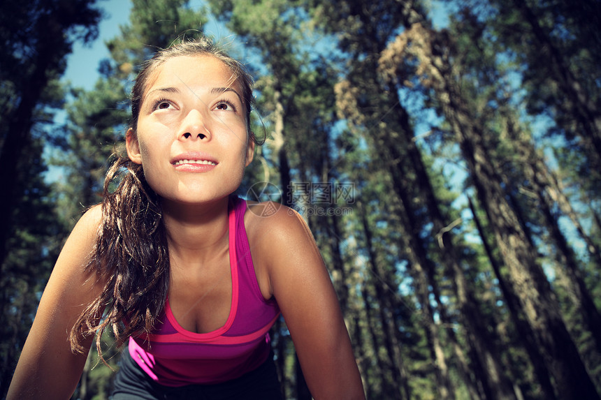 运行器休息女孩踪迹树木森林运动运动员越野女士跑步图片