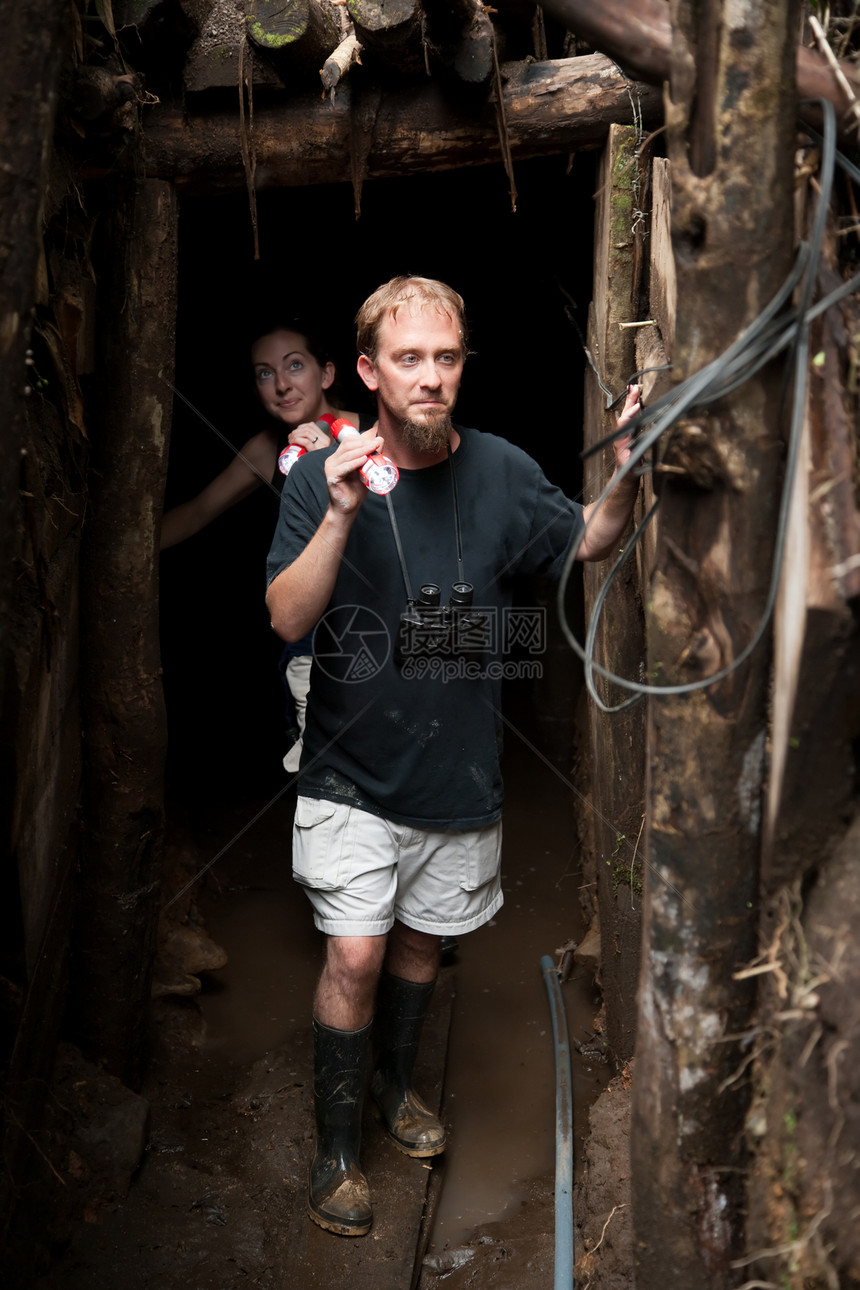 一对夫妇探索哥斯达黎加废弃金矿的一对夫妇冒险男人妻子胡子金子旅行游客男朋友洞穴火炬图片