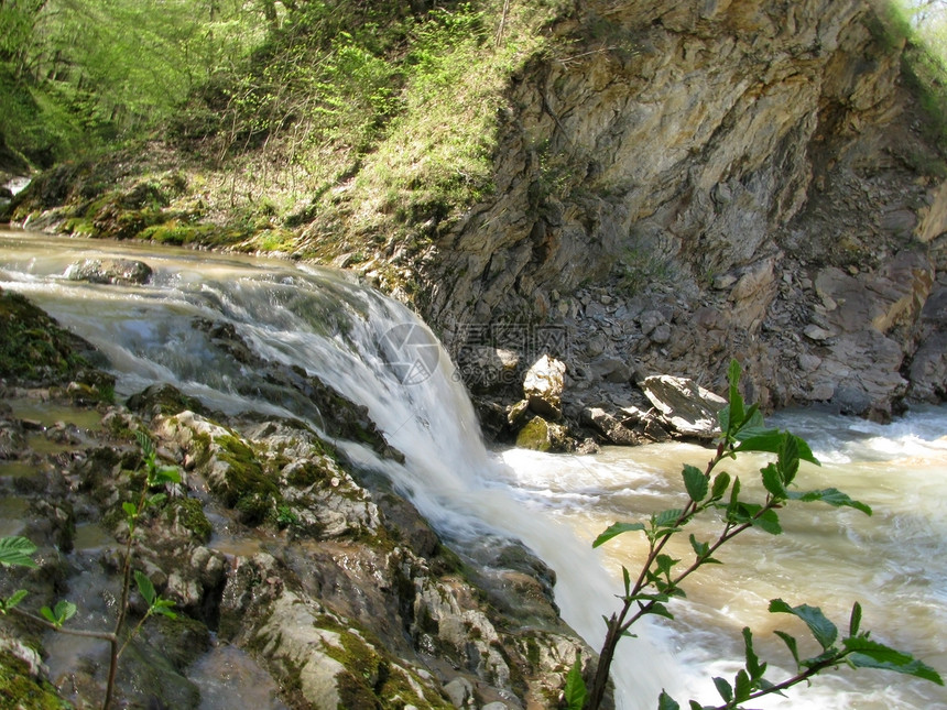 瀑布水分风景背景晴天青菜石头频道山脉旅行岩石图片