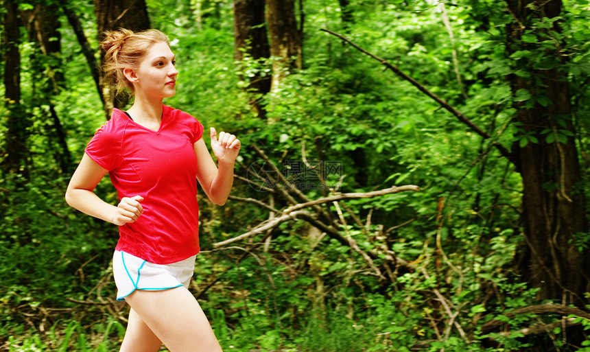 红跑妇女运动火车训练运动员树木女性女孩跑步森林数字图片