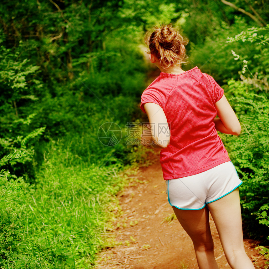 红跑妇女训练行动女性身体跑步森林慢跑赛跑者运动火车图片