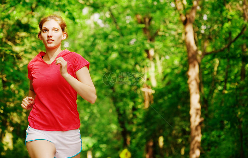 红跑妇女树木女性数字慢跑森林行动训练运动福利慢跑者图片