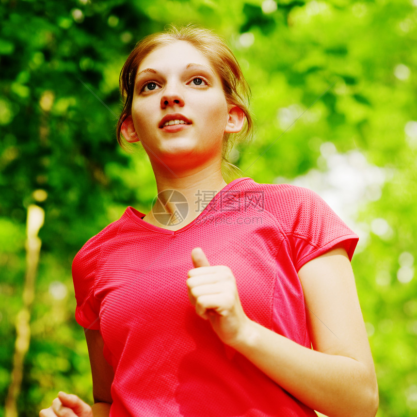 红跑妇女福利娱乐火车树木成人运动数字赛跑者女士跑步图片