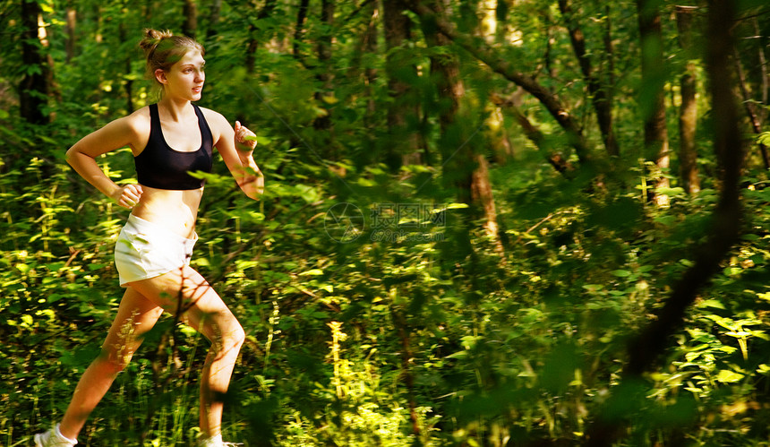 女性轨迹运行者火车数字森林福利运动活力行动身体赛跑者跑步图片