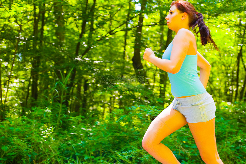青年妇女户外健身身体福利活力训练女孩慢跑者树木火车森林赛跑者图片