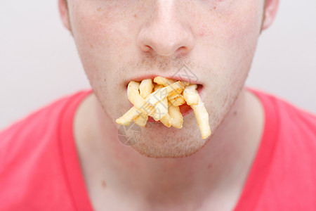 饮食不健康油炸肥胖饥饿食物薯条男性疾病脂肪高清图片