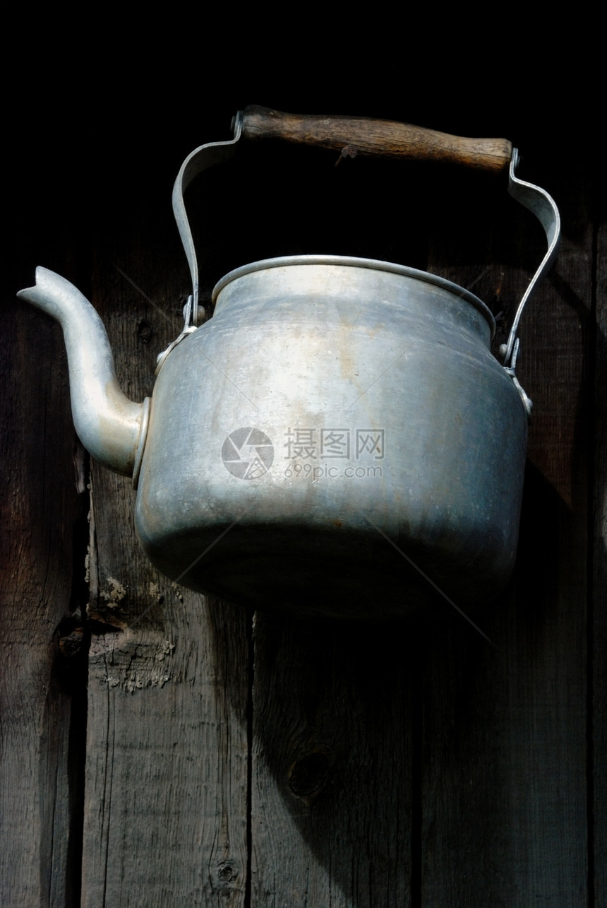 有沸水的茶壶图片