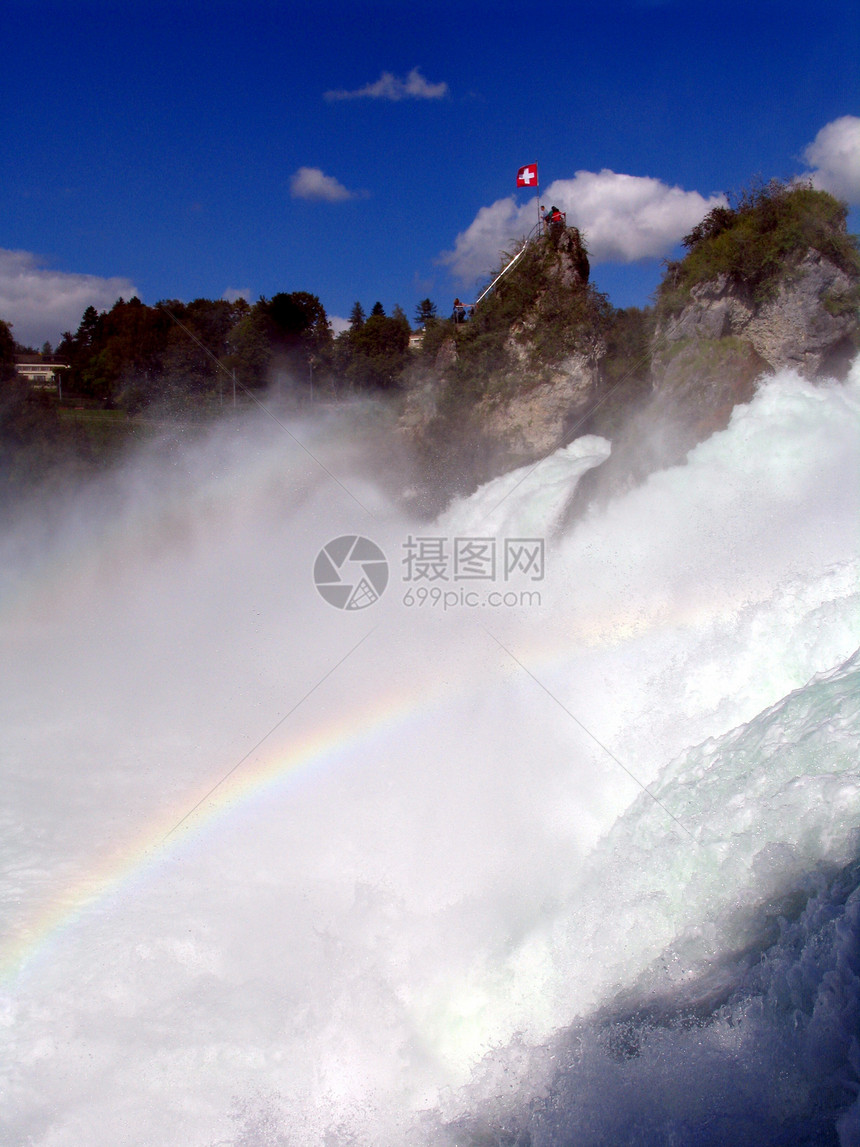 瀑布上的彩虹(瑞士仁河)图片