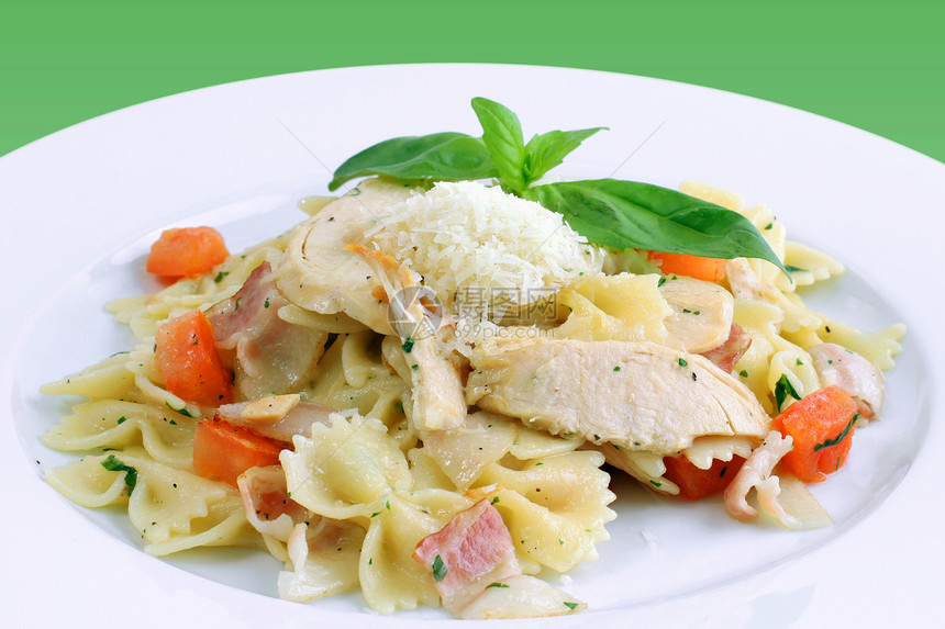 意大利菜领带面条餐厅美食蔬菜熏肉叶子磨碎白色饮食图片