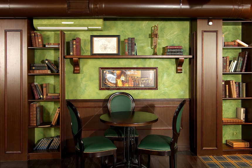 舒适的小桌子扶手椅咖啡店图书馆环境宴会房间棕色酒店生活地面图片