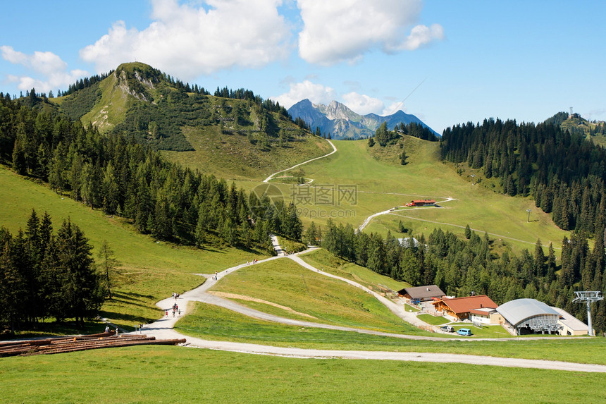 奥地利山高高山地风景蓝色森林树木山脉小路电缆缆车丘陵天空房子图片