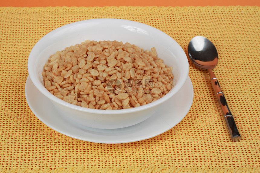 谷物碗早餐勺子饮食黄色白色营养戒指燕麦桌布食物图片
