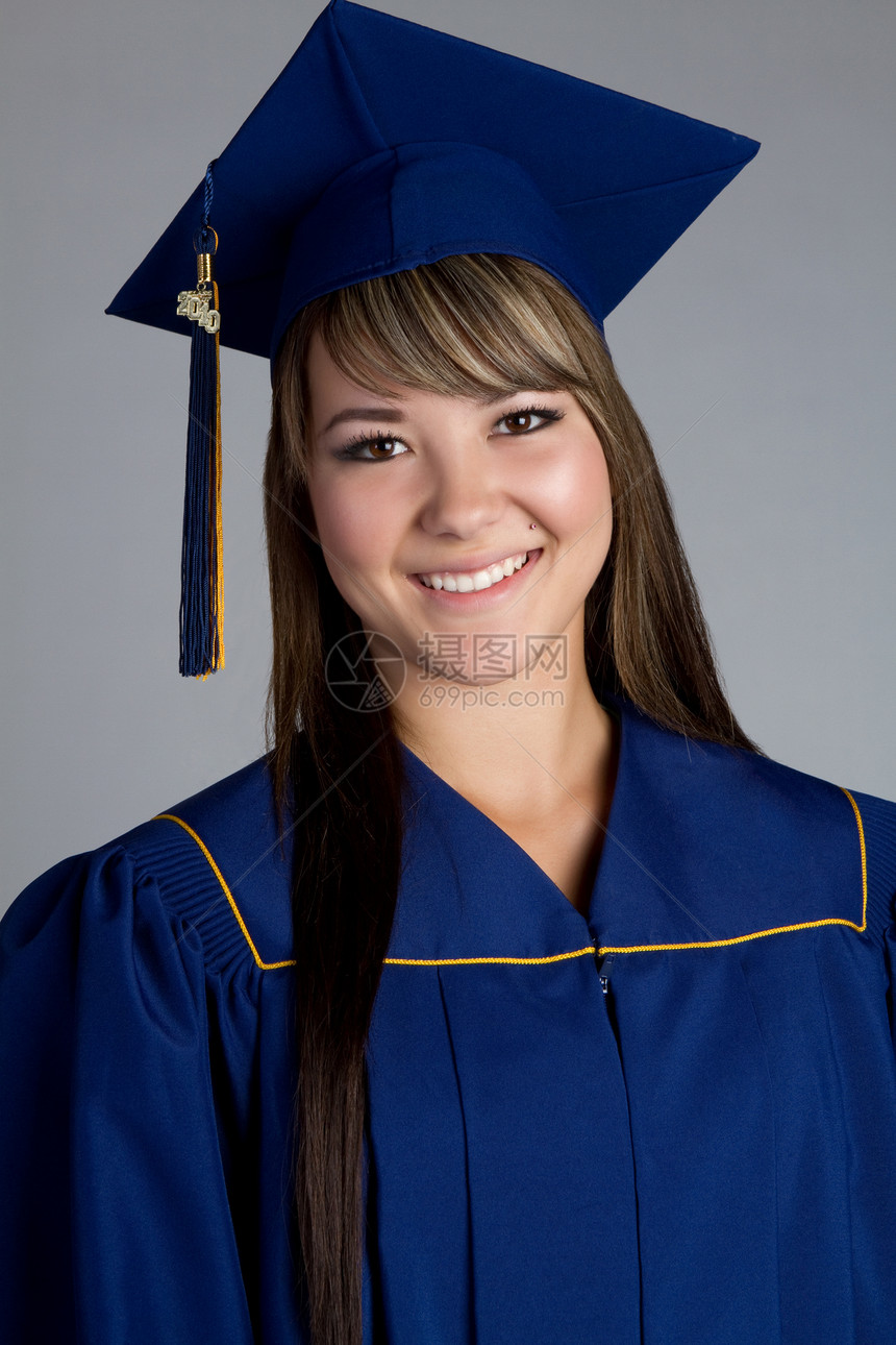 微笑毕业毕业生喜悦研究生学校微笑长袍幸福眼神背景蓝色成人图片