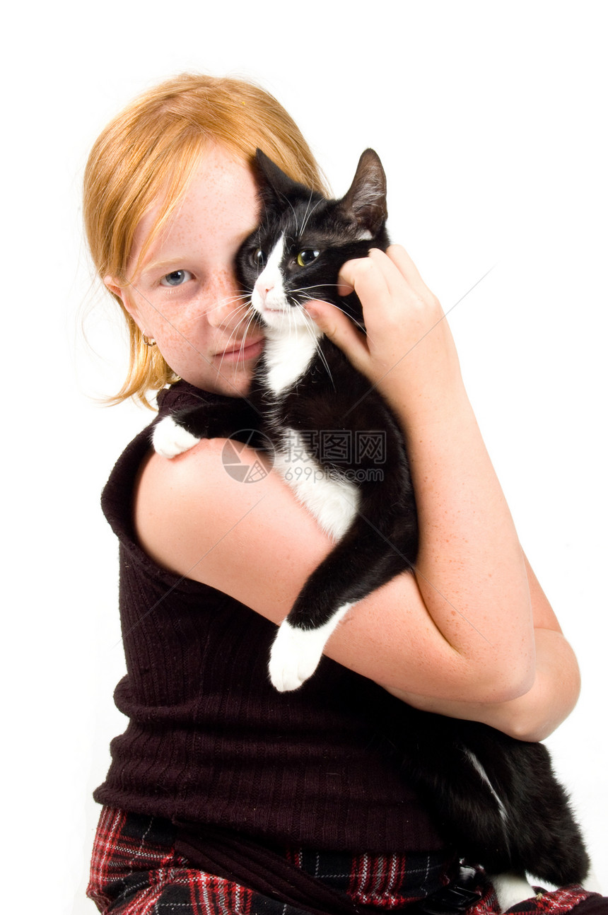 女孩跟一只小猫抱在一起图片