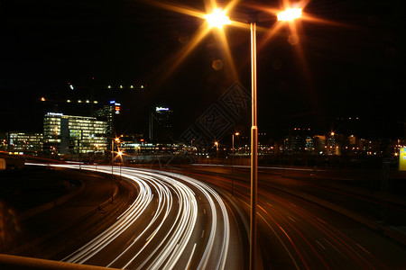晚上在奥斯陆市的汽车高清图片