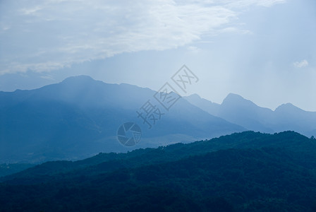 蓝雾薄雾假期蓝色阴霾旅行山脉高清图片