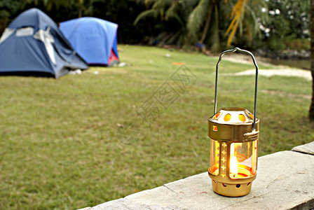 露营地小蜡烛灯热带帐篷照明火焰闲暇休闲营地启发性灯笼灯光背景图片