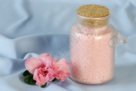 浴盐和花粉色化妆品身体沐浴露花瓣护理皮肤温泉背景图片