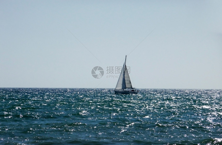 海岸线的灯光船旅行海洋娱乐海景帆船波浪风帆旅游地平线海浪图片