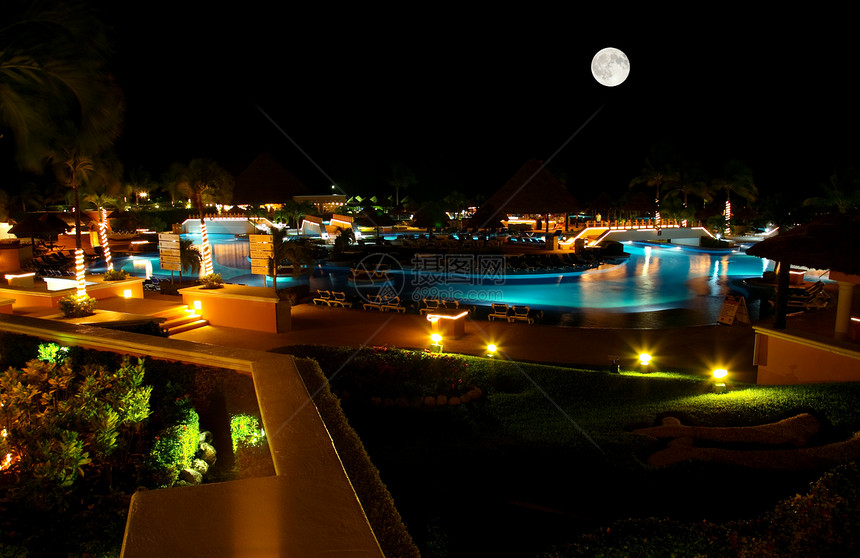 夜里一个豪华 所有包容性海滩度假胜地海景奢华水池地平线天堂蓝色月亮游泳别墅情调图片