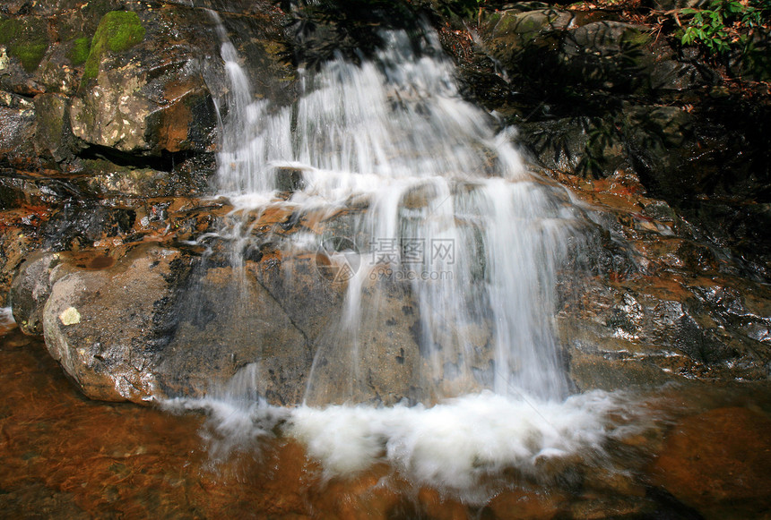 劳蕾尔瀑布在斯莫基山脉NP林地踪迹山脉公园溪流桂冠瀑布巨石国家旅游图片