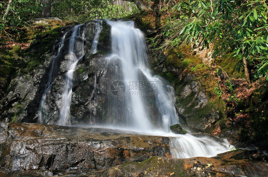 劳蕾尔瀑布在斯莫基山脉NP国家溪流旅游踪迹公园巨石桂冠山脉瀑布环境图片