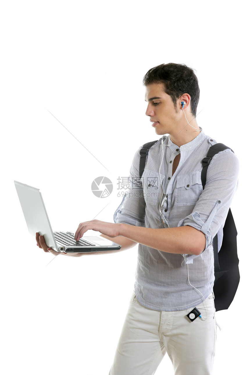 男青年学生用笔记本电脑做家庭作业男人乐趣学习娱乐工作室蓝色技术大学男性教育图片