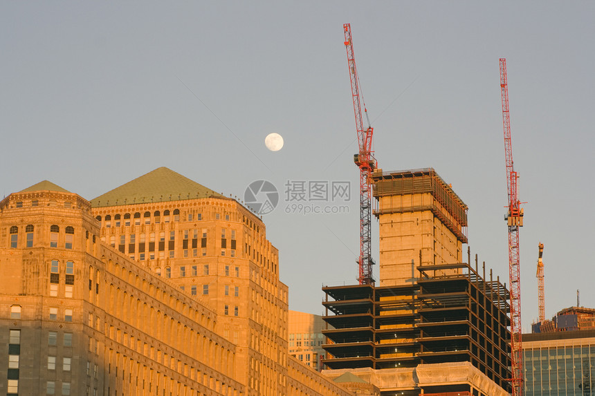 芝加哥的新建建筑市场起重机摩天大楼日落商品结构办公楼天际窗户房地产图片