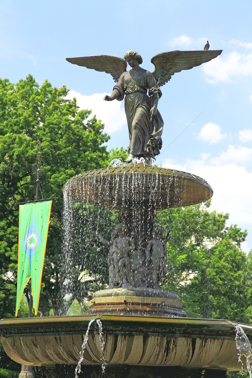 中央公园喷泉雕塑太阳晴天公园天际反射吸引力圆圈城市图片