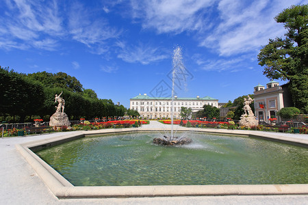 萨尔茨堡米拉贝尔宫殿和花园绿色公园晴天园艺花朵游客城堡灰色红色蓝色背景图片
