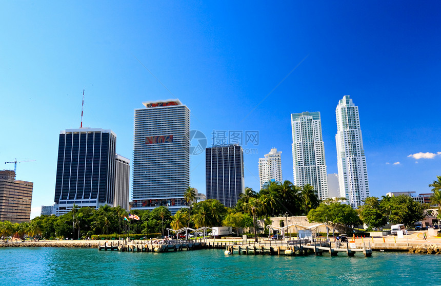 迈阿密市中心高楼大楼海岸海湾蓝色酒店热带海洋大德市中心商业晴天图片