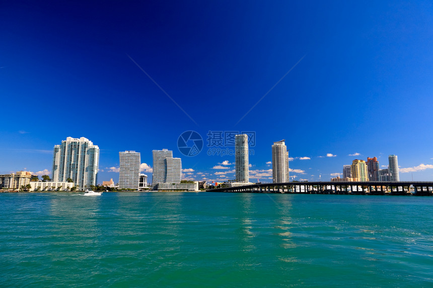 迈阿密海滩的高层大楼城市建筑学市中心海滩大德景观蓝色天空海岸高楼图片