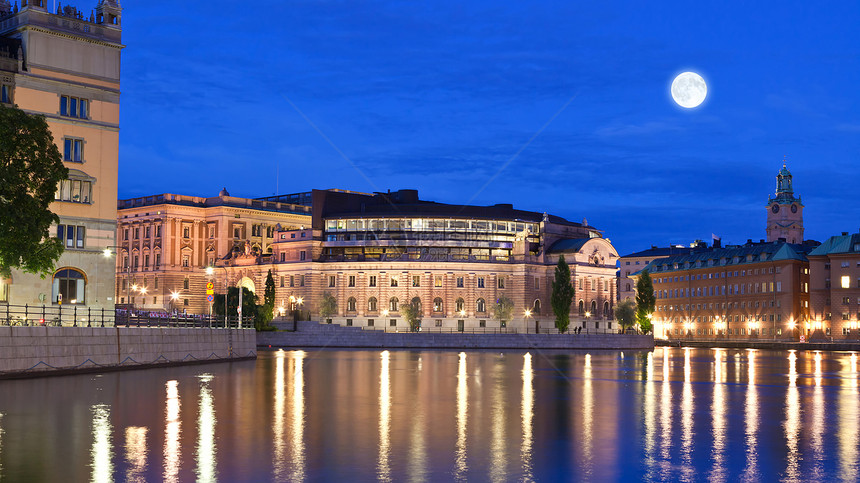 斯德哥尔摩市夜幕现场棕色港口天空建筑码头地区运输白色月亮蓝色图片