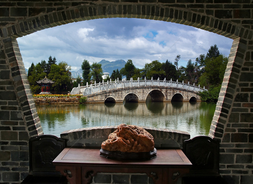 利江的风景椅子村庄扇形场地天空公园反射寺庙观光桌子图片