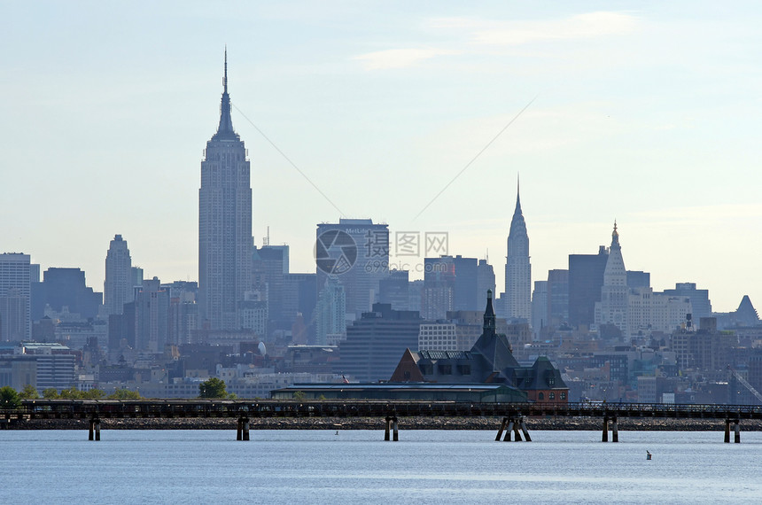 纽约市的天际中心街道反射城市市中心景观自由摩天大楼风景地标图片