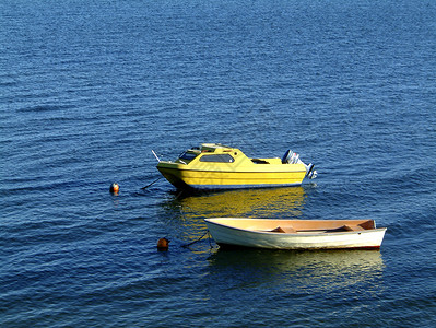蓝水上的船只背景图片