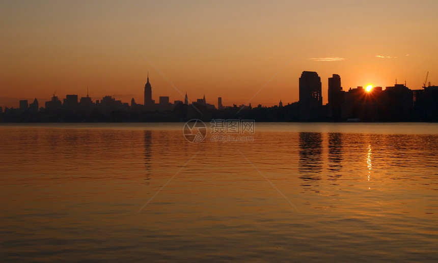 纽约市的天窗黄色红色日落民众橙子太阳天际摩天大楼帝国图片
