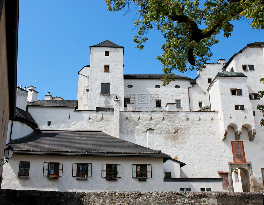 奥地利萨尔茨堡文艺复兴城堡院子里的建筑物图片