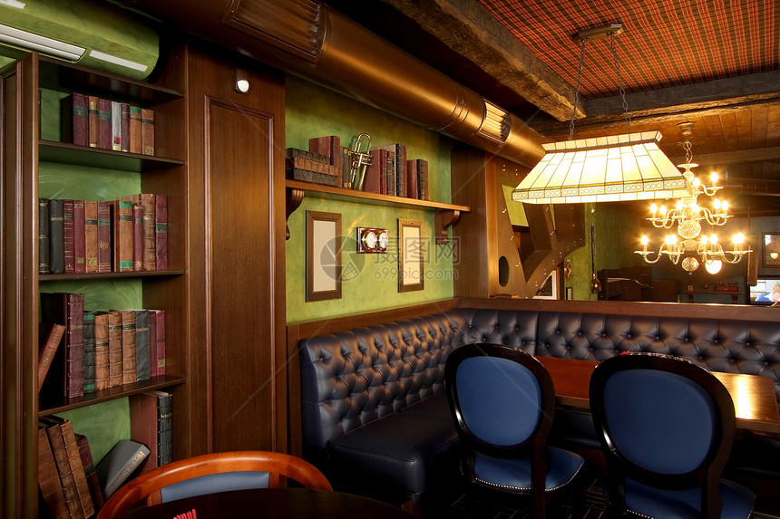 舒适的小桌子环境娱乐咖啡店房间椅子水平木头图书馆酒店宴会图片