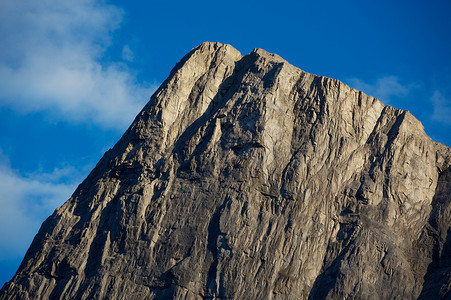 山峰在黄昏的夜光中阳光悬崖阴影首脑背景图片